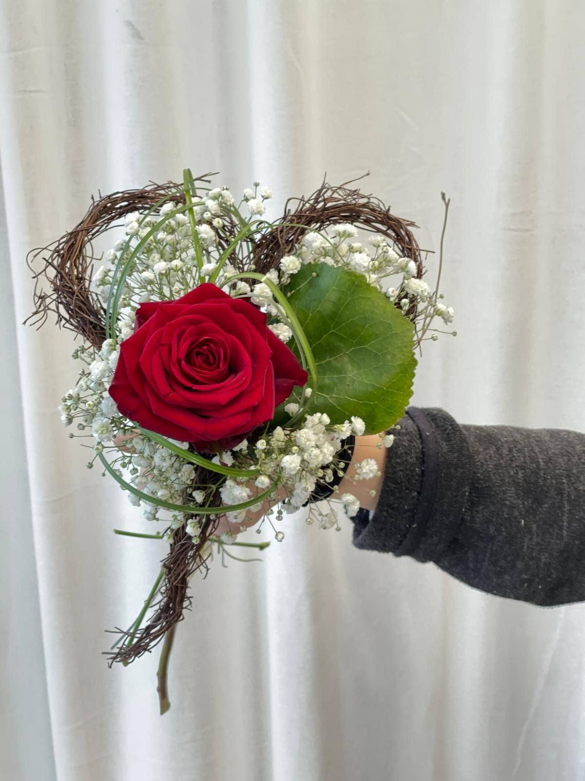 herzstrauss-mit-grosser-rose